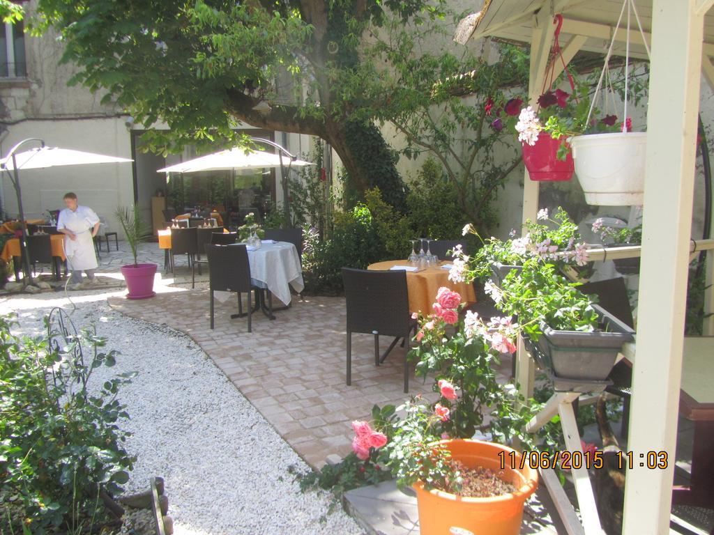 Logis Hotel Au Croissant Buzançais Exterior foto